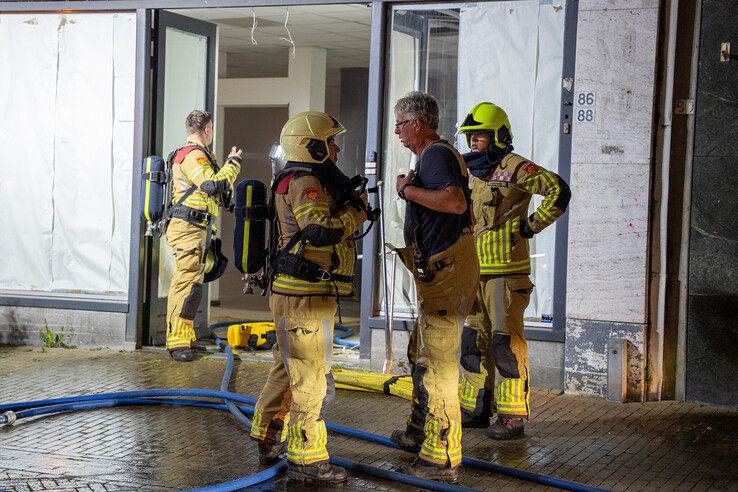 In beeld: Brand in leegstaand winkelpand in binnenstad Kampen trekt veel bekijks (video)