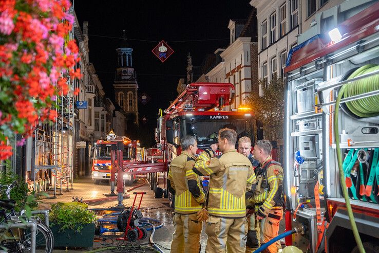 In beeld: Brand in leegstaand winkelpand in binnenstad Kampen trekt veel bekijks (video)