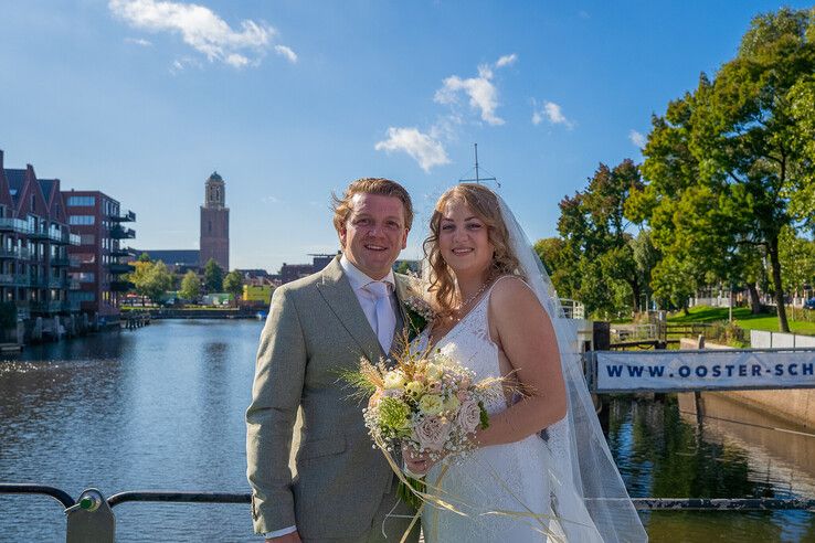 In beeld: Binnenvaartschip meert af in hartje Zwolle: geen vracht maar liefde