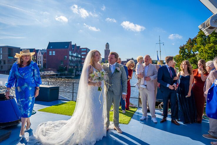 In beeld: Binnenvaartschip meert af in hartje Zwolle: geen vracht maar liefde
