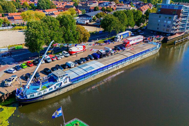 In beeld: Binnenvaartschip meert af in hartje Zwolle: geen vracht maar liefde