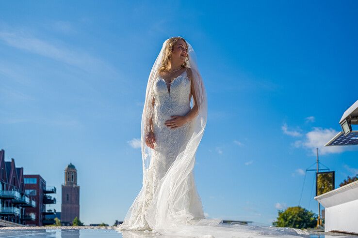 In beeld: Binnenvaartschip meert af in hartje Zwolle: geen vracht maar liefde