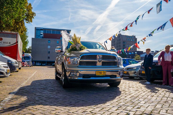 In beeld: Binnenvaartschip meert af in hartje Zwolle: geen vracht maar liefde