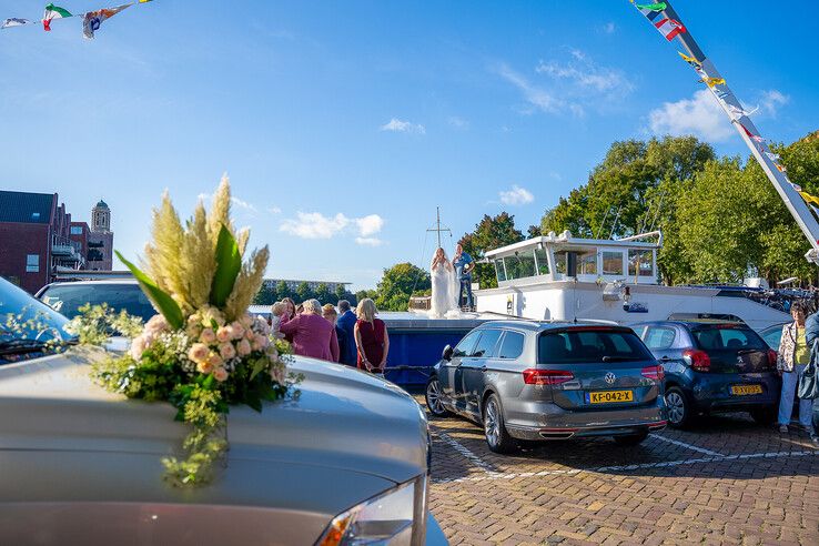 In beeld: Binnenvaartschip meert af in hartje Zwolle: geen vracht maar liefde