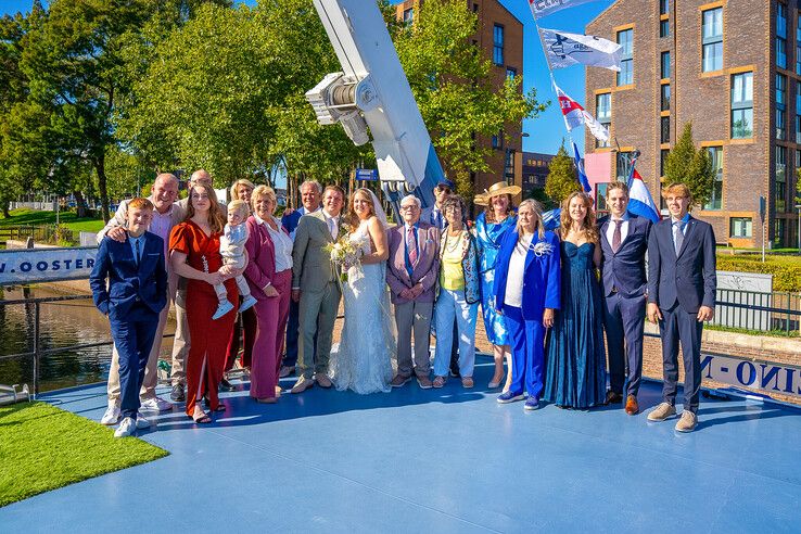 In beeld: Binnenvaartschip meert af in hartje Zwolle: geen vracht maar liefde