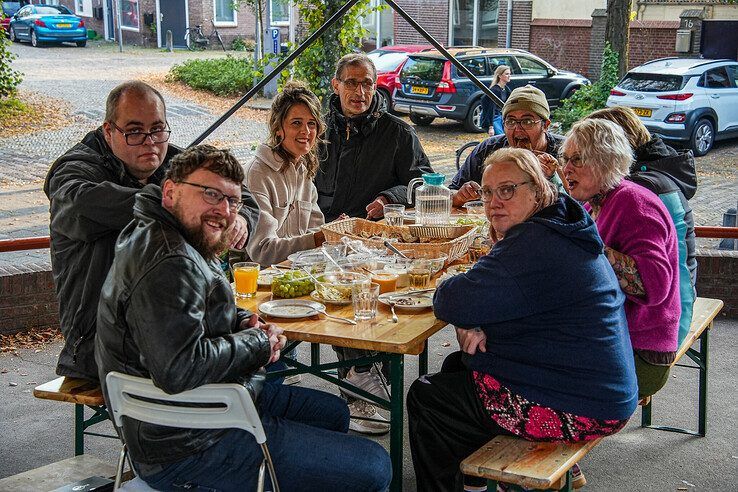 In beeld: Burendag brengt Zwollenaren bij elkaar