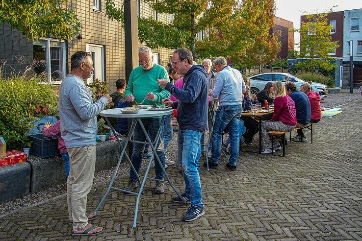 In beeld: Burendag brengt Zwollenaren bij elkaar