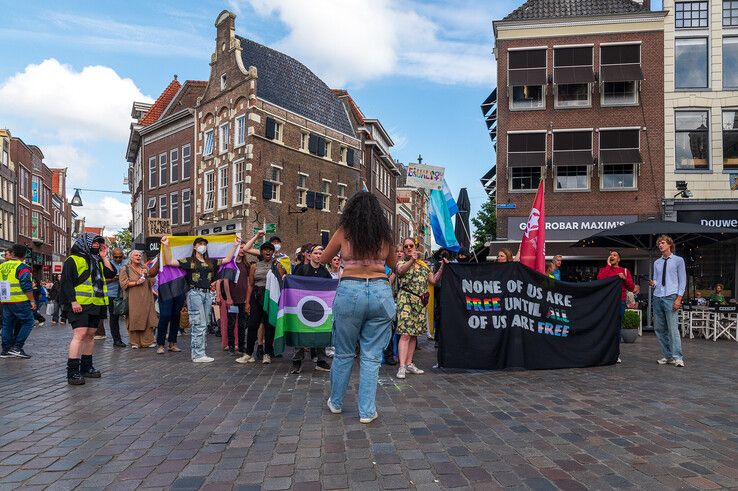 Het protest tegen 'regenboogkapitalisme' op de Grote Markt in Zwolle.