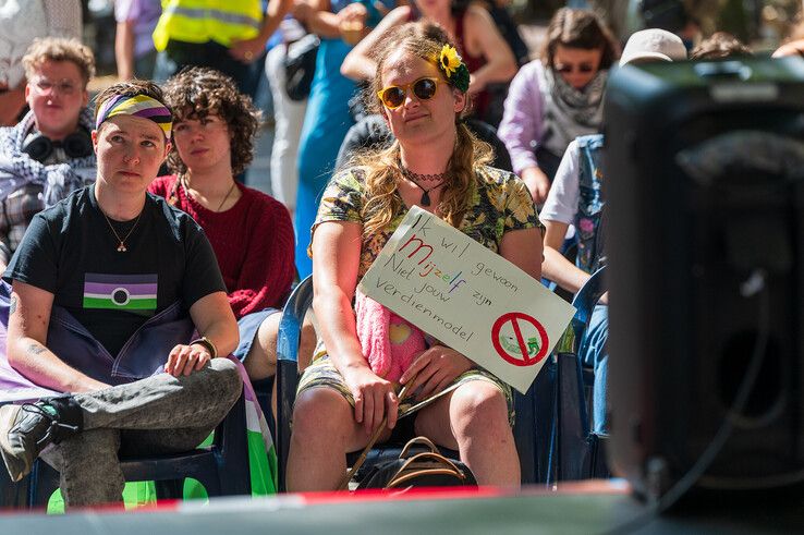 Protest in Zwolle tegen ‘commerciële Pride’: boosheid over combinatie met Straatfestival (video)