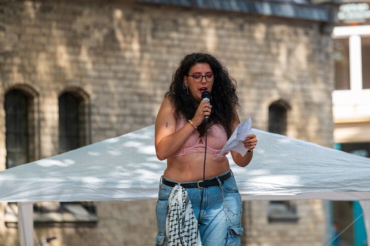 Suzanne spreekt de demonstranten toe op het Grote Kerkplein.