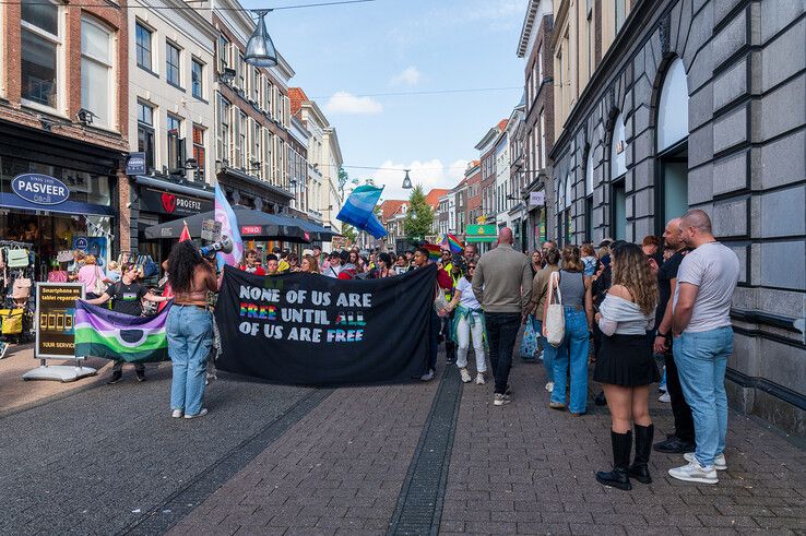 Protest in Zwolle tegen ‘commerciële Pride’: boosheid over combinatie met Straatfestival (video)