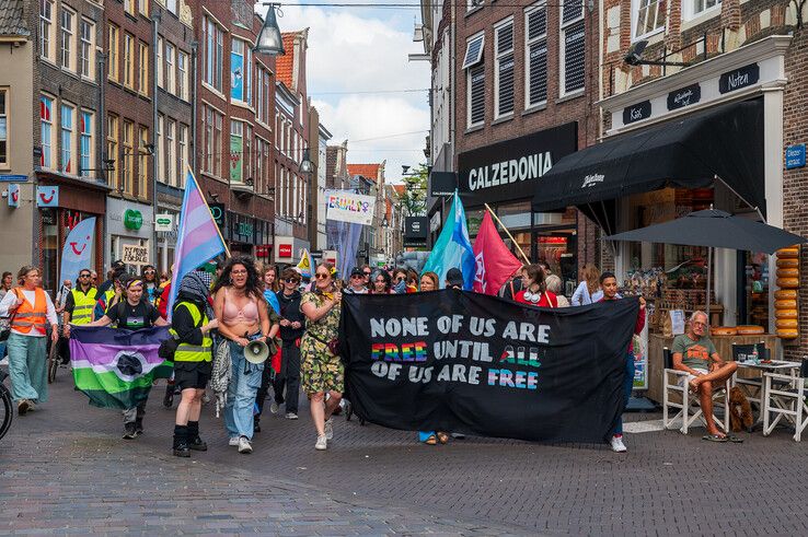 Protest in Zwolle tegen ‘commerciële Pride’: boosheid over combinatie met Straatfestival (video)