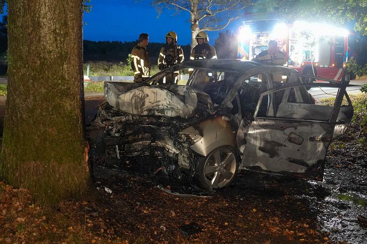De uitgebrande auto in het natuurgebied bij Staphorst.