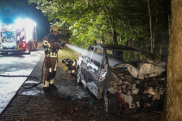 Auto vliegt in brand na botsing tegen boom in Staphorst, Kampenaar (30) zwaargewond
