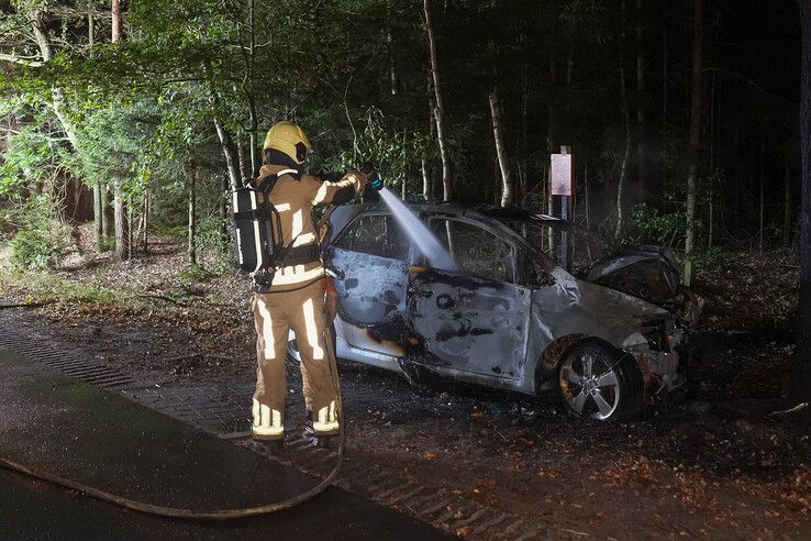 Auto vliegt in brand na botsing tegen boom in Staphorst, Kampenaar (30) zwaargewond