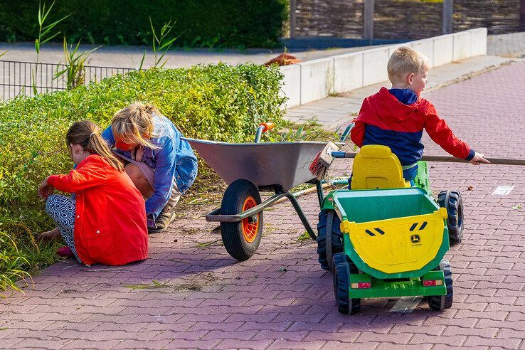 Kinderen helpen bij groenonderhoud in Kamperzeedijk.