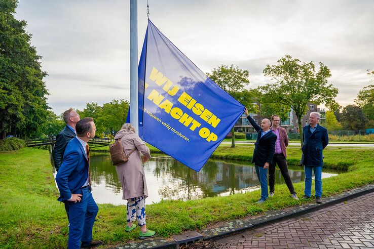Campagnevlag ‘Wij eisen de nacht op’ wordt gehesen bij het stadhuis van Kampen.
