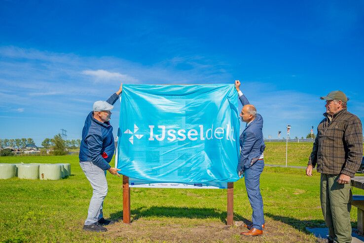 Wethouder Bas Wonink onthult nieuw informatiebord bij Ramspol.