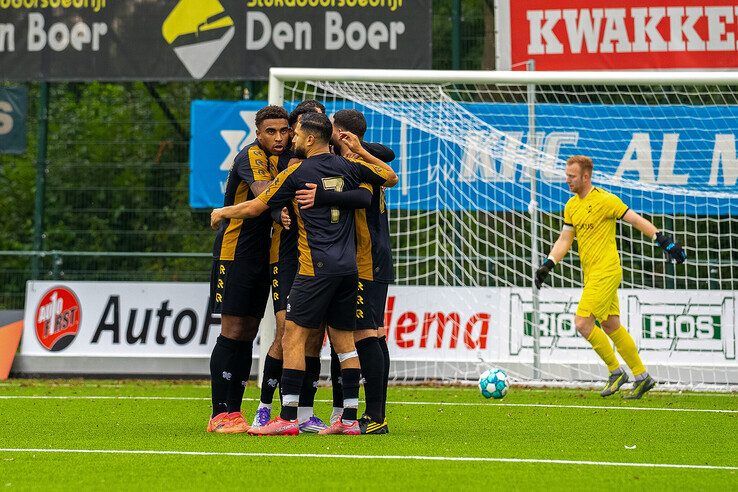 In beeld: KHC onderuit in eerste thuiswedstrijd, DOS hekkensluiter