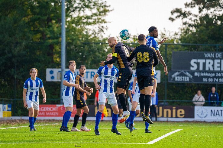 In beeld: KHC onderuit in eerste thuiswedstrijd, DOS hekkensluiter