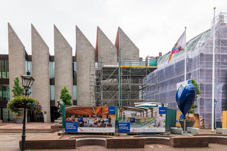 Stadhuis in de steigers vanwege de renovatie van de raadszaal.