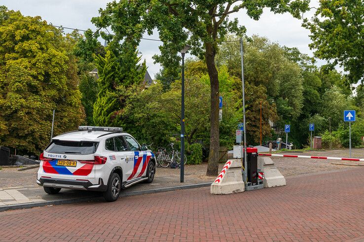 Politie zondagmiddag op Groot Wezenland in Zwolle.