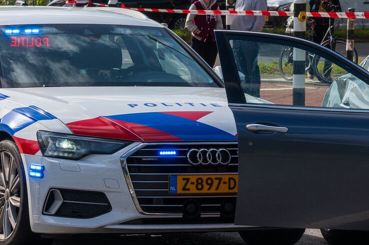 De achtervolgende politiewagen bij de Maserati in Zwolle.