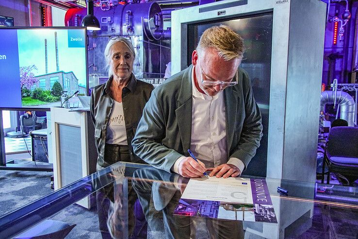 In beeld: Cultuurwethouders reiken Erfgoedprijs Zwolle-Kampen uit aan Makersfabriek