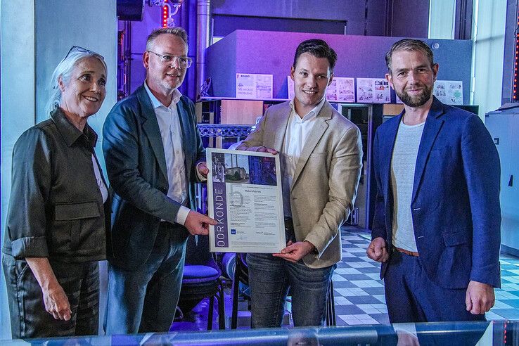 In beeld: Cultuurwethouders reiken Erfgoedprijs Zwolle-Kampen uit aan Makersfabriek