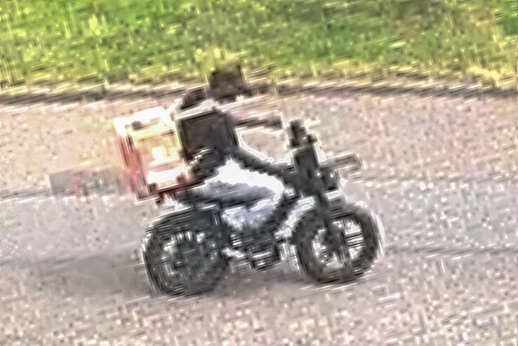 Vrijgegeven camerabeelden van de fatbiker op de Middelweg in Zwolle.