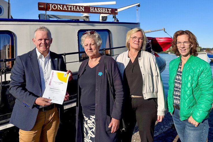 Zwartewaterland ontvangt het certificaat bij de Jonathan.