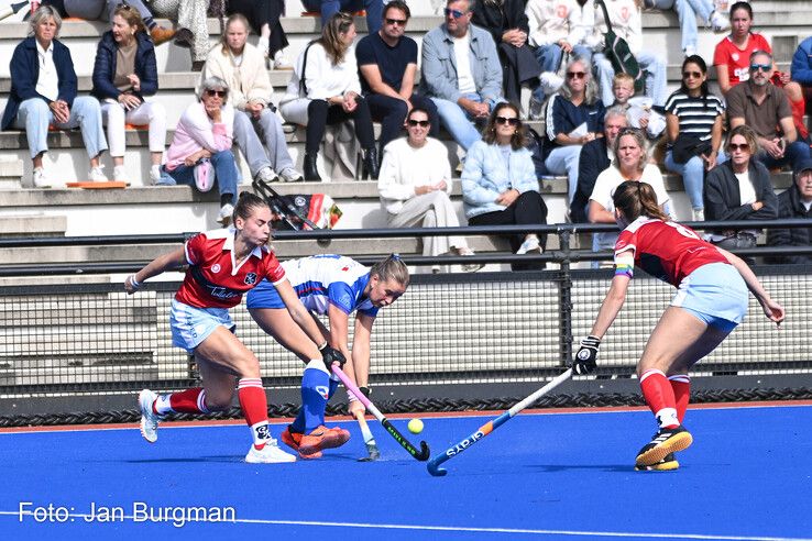 In beeld: Zwolse hockeyvrouwen onderuit na late treffer Gooische