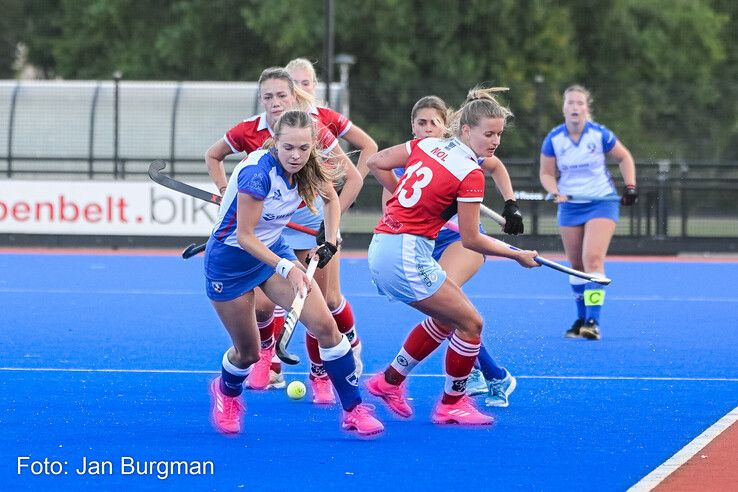 In beeld: Zwolse hockeyvrouwen onderuit na late treffer Gooische
