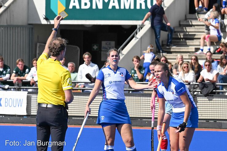 In beeld: Zwolse hockeyvrouwen onderuit na late treffer Gooische