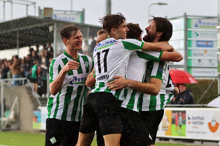 Genemuiden viert treffer tegen Sportlust ’46.