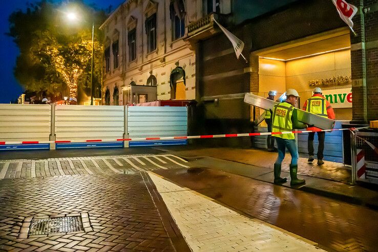 In beeld: Hoogwaterbrigade sluit waterkeringen tijdens oefening in Kampen en Zwolle (video)