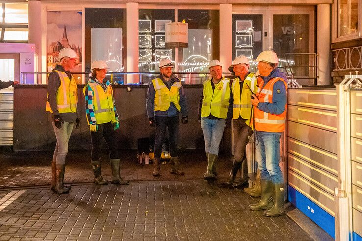 In beeld: Hoogwaterbrigade sluit waterkeringen tijdens oefening in Kampen en Zwolle (video)