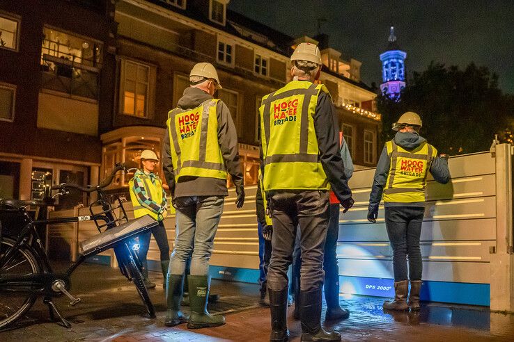 In beeld: Hoogwaterbrigade sluit waterkeringen tijdens oefening in Kampen en Zwolle (video)