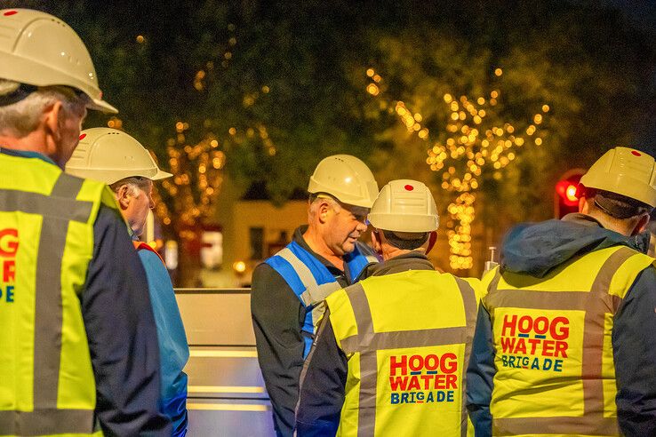 In beeld: Hoogwaterbrigade sluit waterkeringen tijdens oefening in Kampen en Zwolle (video)