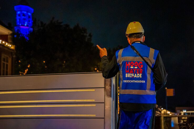 In beeld: Hoogwaterbrigade sluit waterkeringen tijdens oefening in Kampen en Zwolle (video)