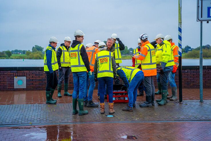 In beeld: Hoogwaterbrigade sluit waterkeringen tijdens oefening in Kampen en Zwolle (video)