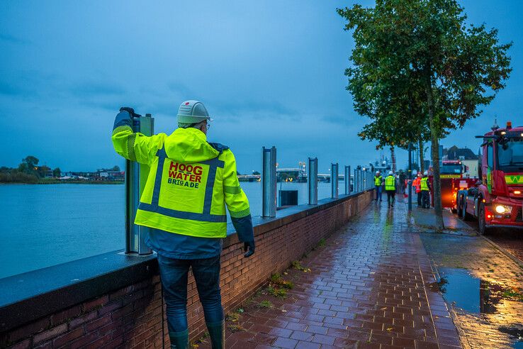 In beeld: Hoogwaterbrigade sluit waterkeringen tijdens oefening in Kampen en Zwolle (video)