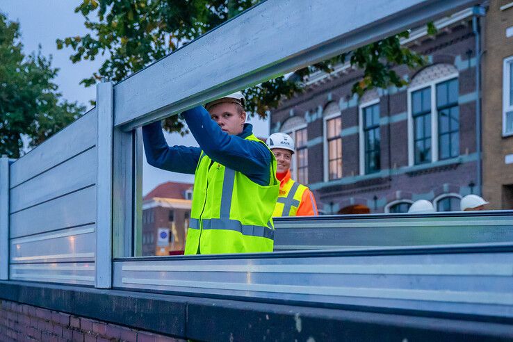In beeld: Hoogwaterbrigade sluit waterkeringen tijdens oefening in Kampen en Zwolle (video)