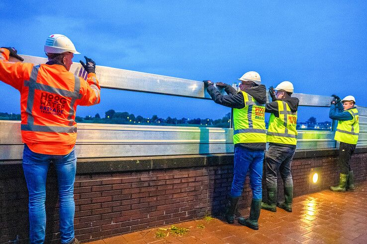 In beeld: Hoogwaterbrigade sluit waterkeringen tijdens oefening in Kampen en Zwolle (video)