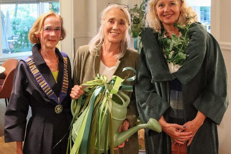 Van links af Joke Wijnberger, wethouder Anja Roelfs en Annet Westerdijk.