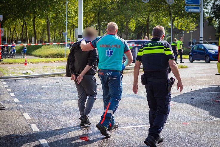 In beeld: Maserati crasht na politieachtervolging in Zwolle, chaos in Aa-landen en zes gewonden (video)