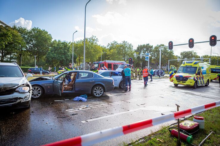 In beeld: Maserati crasht na politieachtervolging in Zwolle, chaos in Aa-landen en zes gewonden (video)