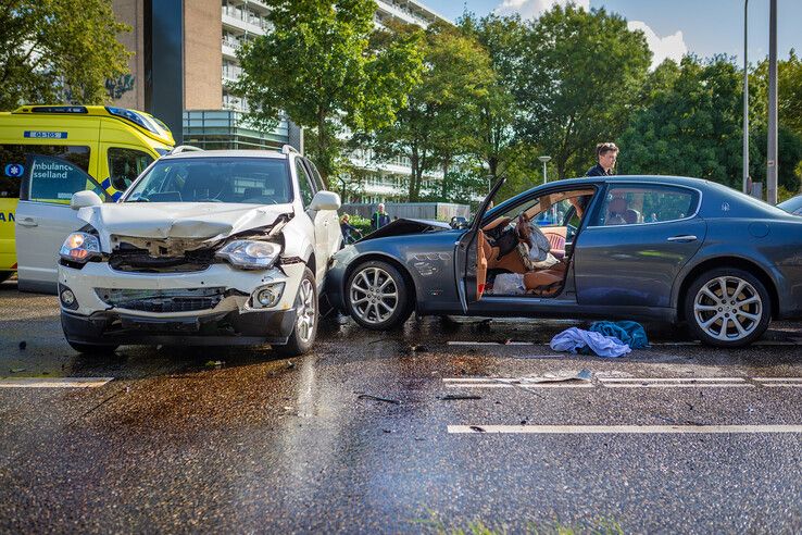In beeld: Maserati crasht na politieachtervolging in Zwolle, chaos in Aa-landen en zes gewonden (video)