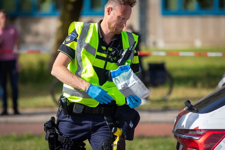 In beeld: Maserati crasht na politieachtervolging in Zwolle, chaos in Aa-landen en zes gewonden (video)