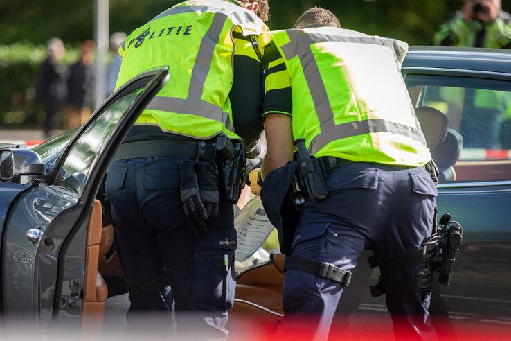 In beeld: Maserati crasht na politieachtervolging in Zwolle, chaos in Aa-landen en zes gewonden (video)